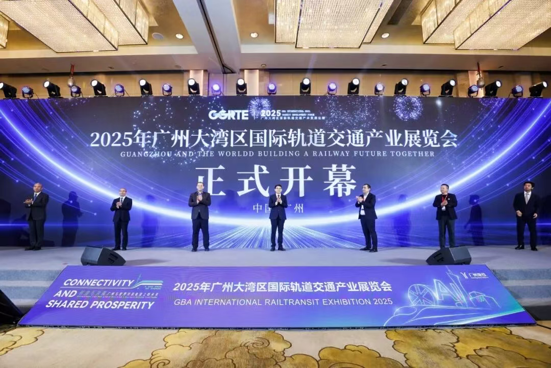 今年会机器人首次亮相轨交展，广州地铁展位成打卡点
